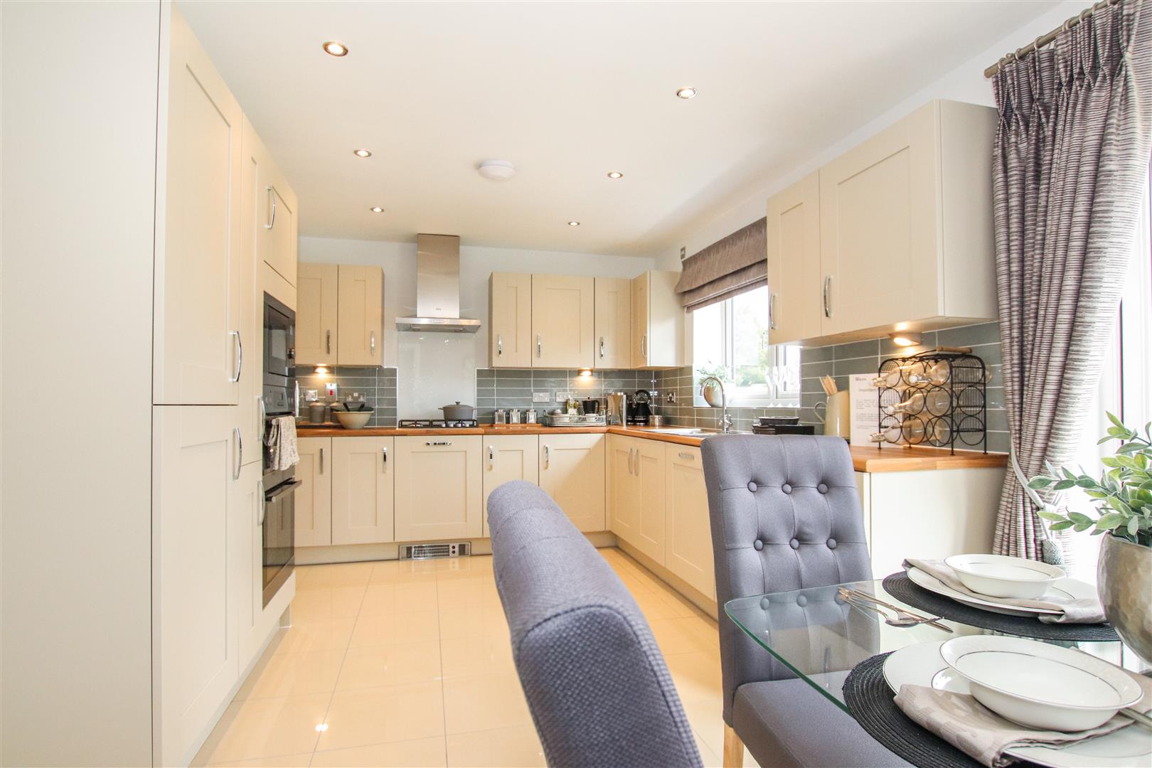 FITTED KITCHEN / DINER